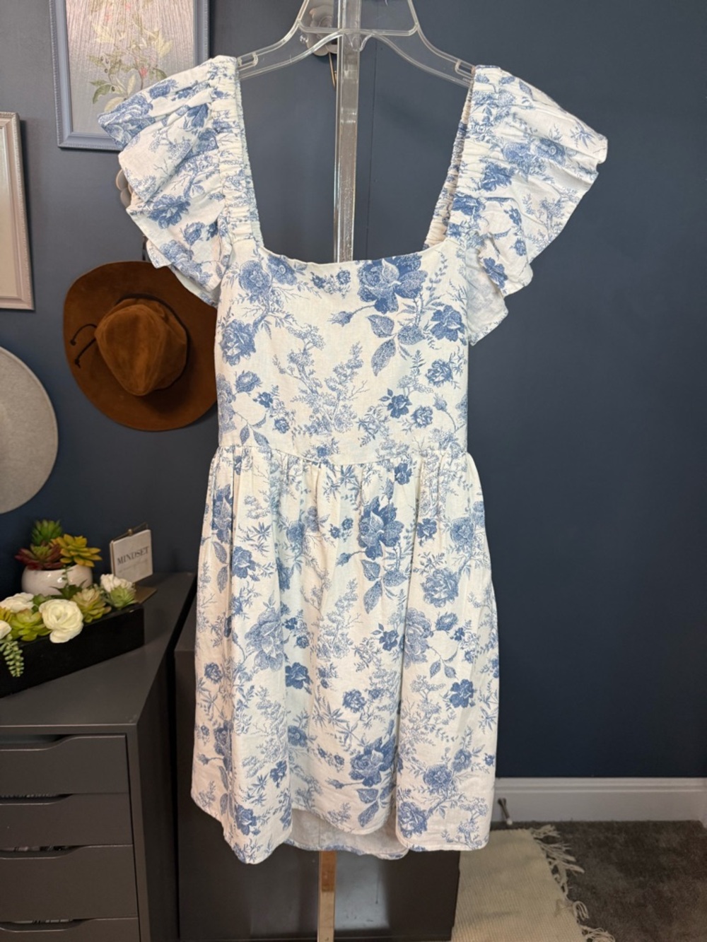 Mi Ami White and Blue Floral Mini Dress Size: Medium